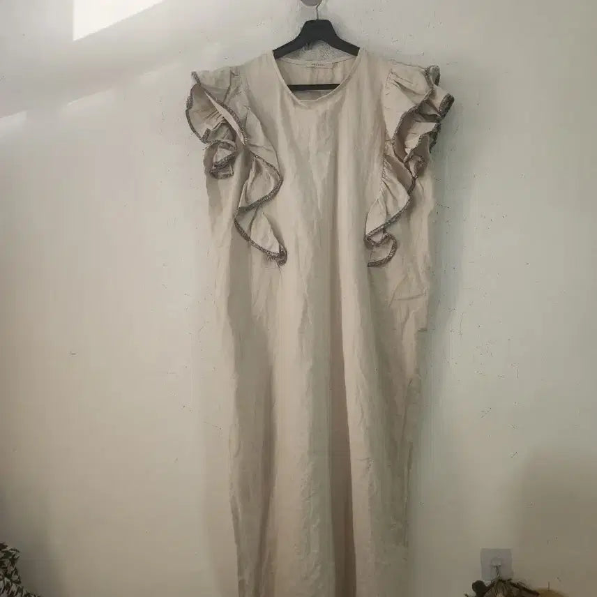 [BUNJANG] Ivory Long Dress with Frill Detail / 아이보리색 롱 원피스 프릴 장식