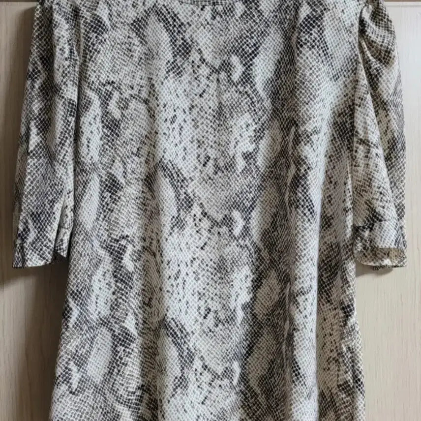 [BUNJANG] Seoul Salon Vampi Pattern Blouse (Size F) / 서울살롱 뱀피 패턴 블라우스 F