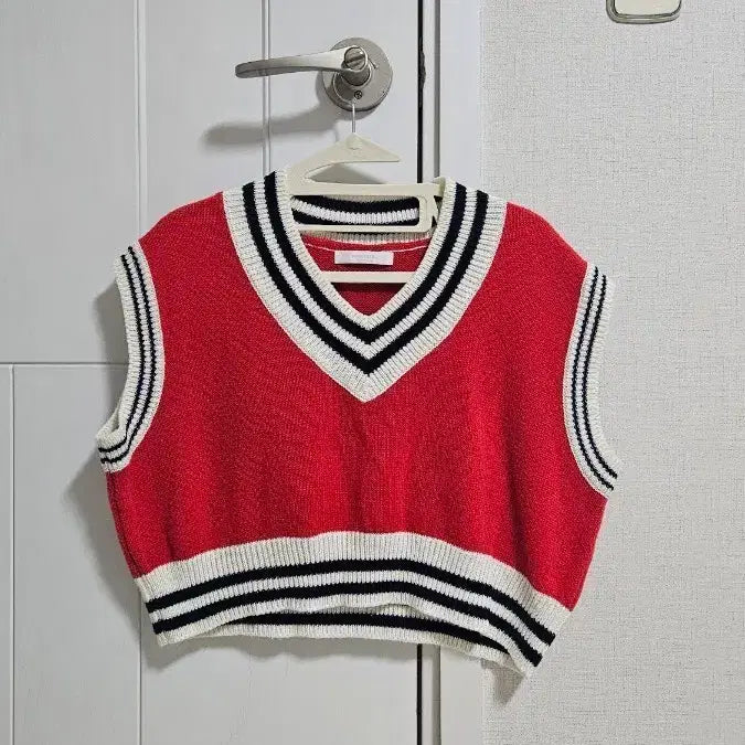 [BUNJANG] Retro V-Neck Cropped Knit Vest / 레트로 브이넥 크롭 니트 조끼