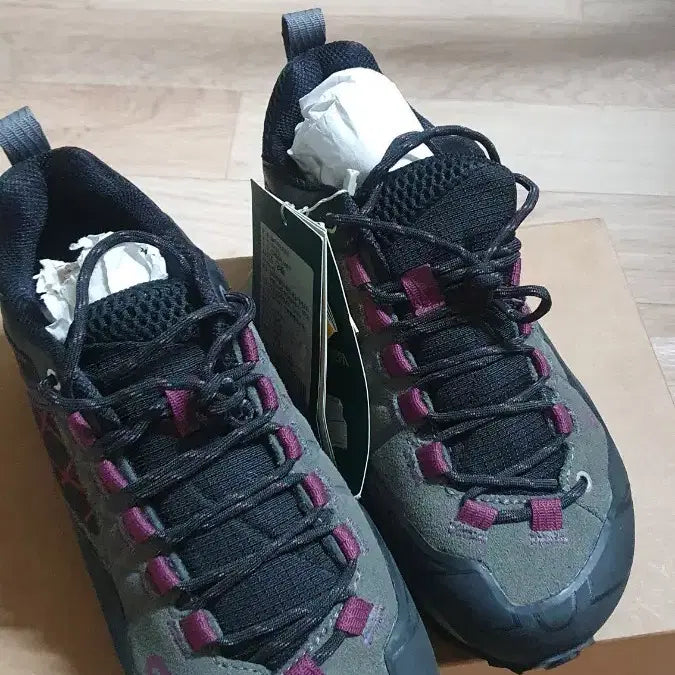 [BUNJANG] NEPA Hiking Boots 240 Vibram Sole / 네파 등산화 240 새거 정가19만원