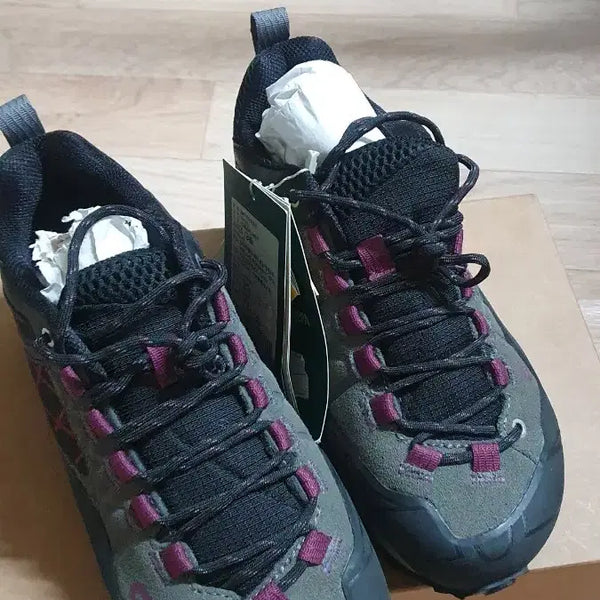 [BUNJANG] NEPA Hiking Boots 240 Vibram Sole / 네파 등산화 240 새거 정가19만원
