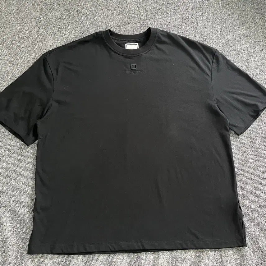 [BUNJANG] Wooyoungmi Front Mini Square Embroidery Logo Short Sleeve T-Shirt Black / 우영미 전면 미니 스퀘어 자수 로고 반팔 티셔츠 블랙