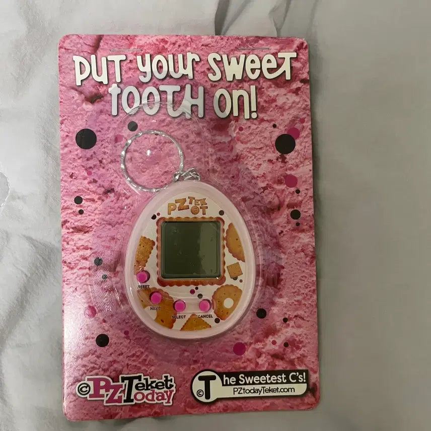 [BUNJANG] Taket Biscuit Tamagotchi Keychain / 테켓 비스켓 다마고치 키링