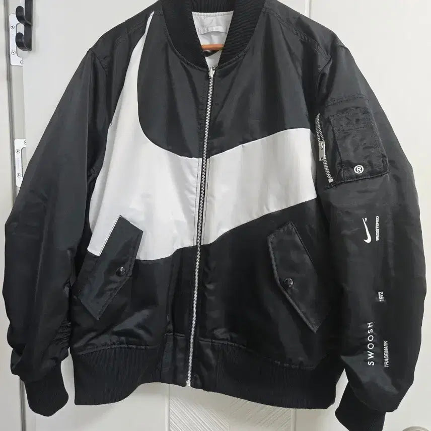 [BUNJANG] Nike NSW Therma-FIT Big Swoosh Reversible Bomber Jacket Black / 나이키 NSW 써마핏 빅 스우시 리버시블 봄버 자켓 블랙