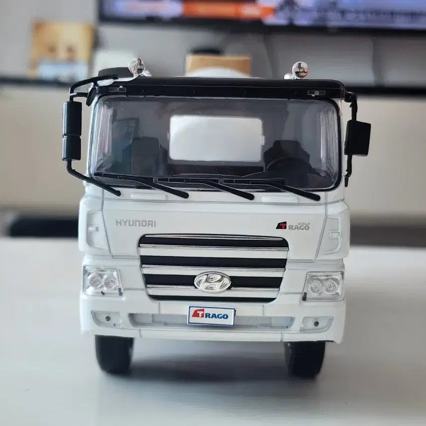 [BUNJANG] 1:32 Hyundai Tragoconcrete Mixer Truck Dealer Version Diecast Model / 1:32 현대 트라고 레미콘 믹서 트럭 딜러버전 국산 다이캐스트