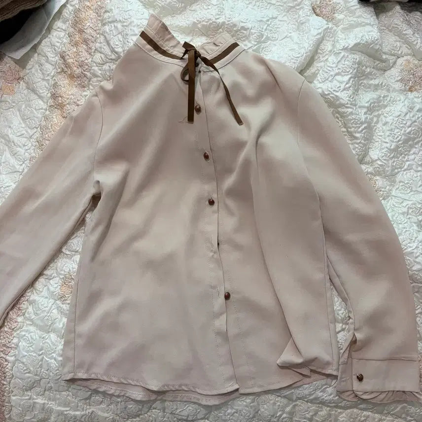 [BUNJANG] Beige Ribbon Blouse / 밀크티 색 갈웜 뮤트 리본 블라우스