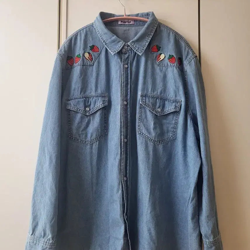 [BUNJANG] PUNYUS Strawberry Embroidered Denim Shirt / (오늘만할인)얇은  데님  셔츠  딸기자수