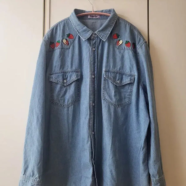 [BUNJANG] PUNYUS Strawberry Embroidered Denim Shirt / (오늘만할인)얇은  데님  셔츠  딸기자수