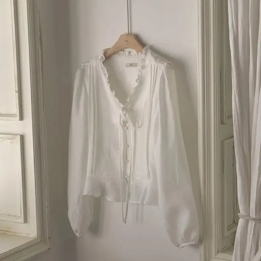 [BUNJANG] Attirance Ifyou White Frill Long Sleeve Blouse / 아뜨랑스 이프유 화이트 프릴 긴팔 블라우스