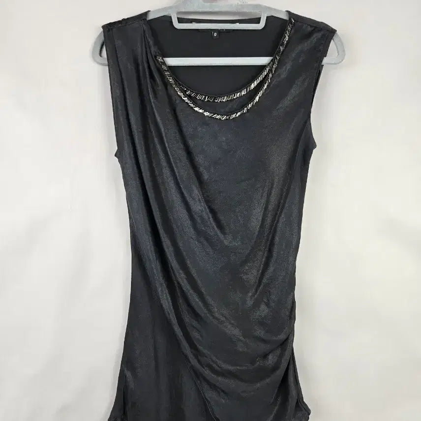 [BUNJANG] Obzee Silk-Like Sleeveless Blouse with Beaded Detail / [무료배송]한섬 오브제 0 여성 비즈 장식 실크 느낌 민소매 블라우스