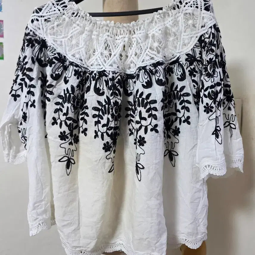[BUNJANG] MUZAK White Lace Embroidery Blouse (Free Size) / 무자크화이트 레이스 자수 블라우스(free)