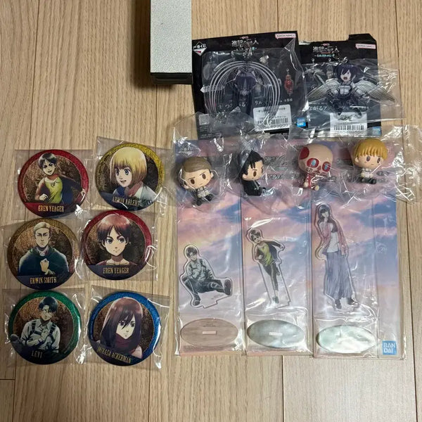 [BUNJANG] Attack on Titan Merchandise Bundle (Badges, Acrylic Standees, Figures) / 진격의 거인 굿즈 뱃지/아크릴 스탠드/피규어 일괄