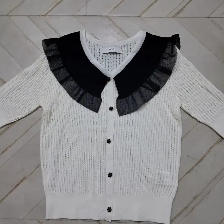 [BUNJANG] Satin Black Lace Collar Cardigan / Satin 블랙 레이스 칼라 가디건
