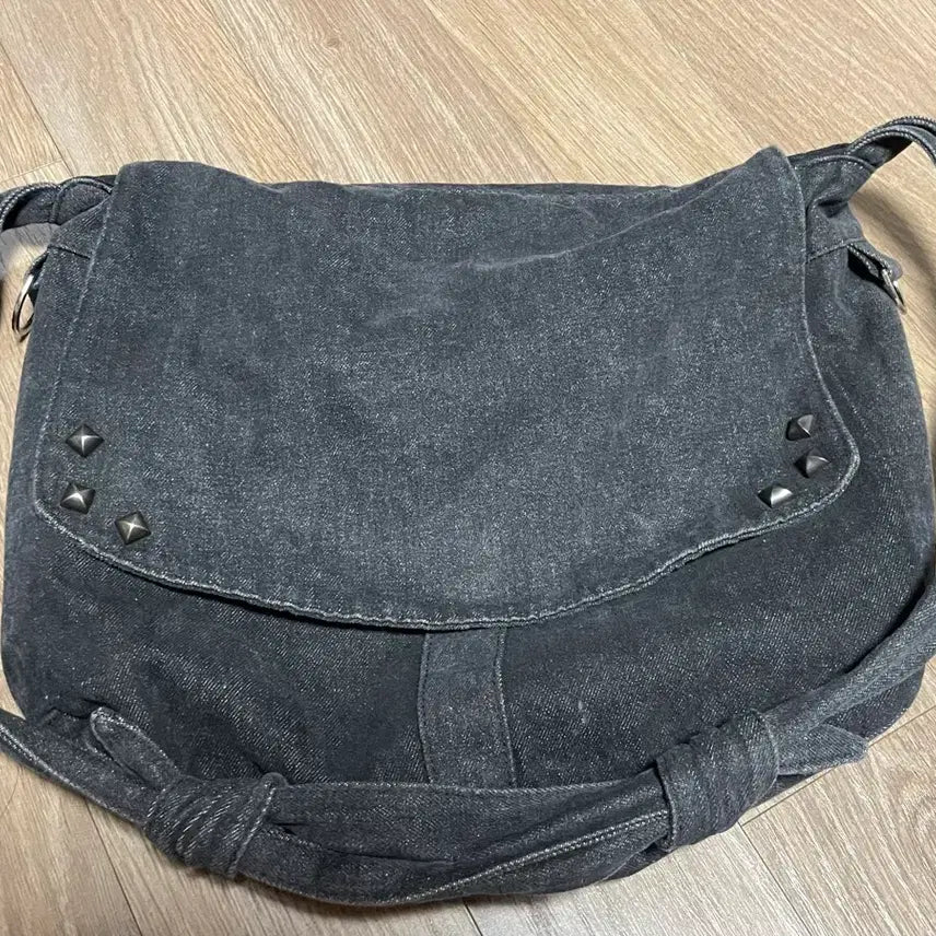 [BUNJANG] Haechingroom Dragonrider Stud Knot Bag / 해칭룸 드래곤길들이기 stud knot bag
