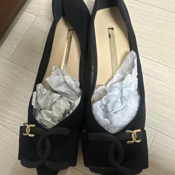 [BUNJANG] Black Suede Heeled Shoes with Gold Logo Accent / 예쁜 블랙구두 (새신발)