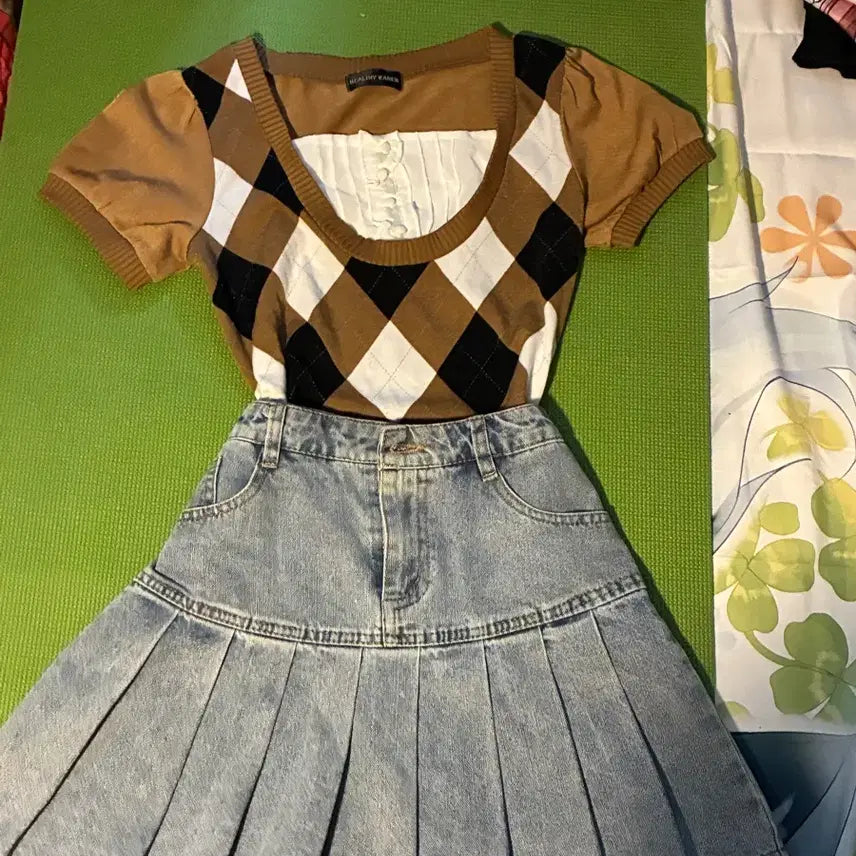 [BUNJANG] Argyle Knit Frill Blouse Cropped Slim Fit Warm Tone / 택포 아가일 니트 프릴 블라우스 크롭 슬림핏 웜톤 코디