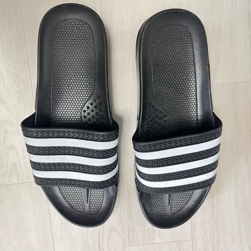 [BUNJANG] New Adidas Three-Stripes Slides 235 / 새제품)삼선 슬리퍼 235