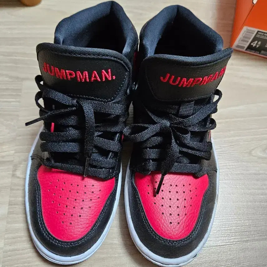 [BUNJANG] Nike Air Jordan 1 Mid Black/Red Jumpman Sneakers / 나이키 에어 조던1 미드 블랙/레드 점프맨