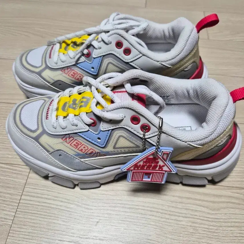 [BUNJANG] Nerdy White/Red Sneakers (235) / 널디 운동화 화이트/레드 235