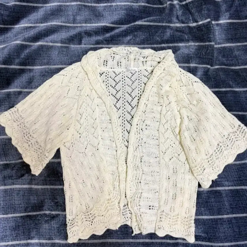 [BUNJANG] Ivory Punching Short Sleeve Cardigan / 아이보리색 펀칭 반팔 가디건