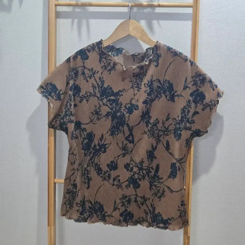 [BUNJANG] Pleated Flower Short-Sleeve Blouse - Brown / 플리츠 플라워 반팔 블라우스 브라운