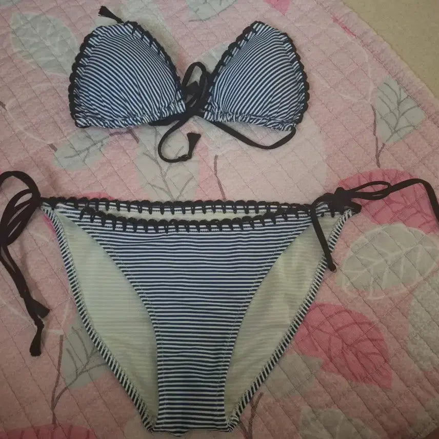 [BUNJANG] Maybins Blue Stripe Triangle Bikini Set / 메이빈스 파란색 스트라이프 패턴 삼각형 비키니 세트