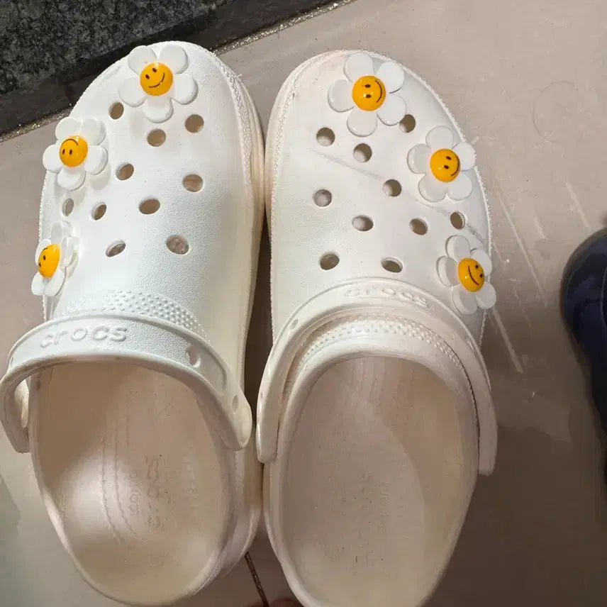 [BUNJANG] Crocs White Slippers with Daisy Jibbitz / 크록스 흰색 슬리퍼 + 데이지 지비츠