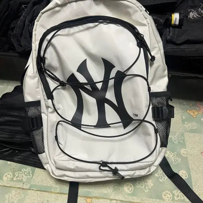 [BUNJANG] New Era NY Yankees Backpack White / 뉴에라 NY 양키스 백팩 화이트 미사용