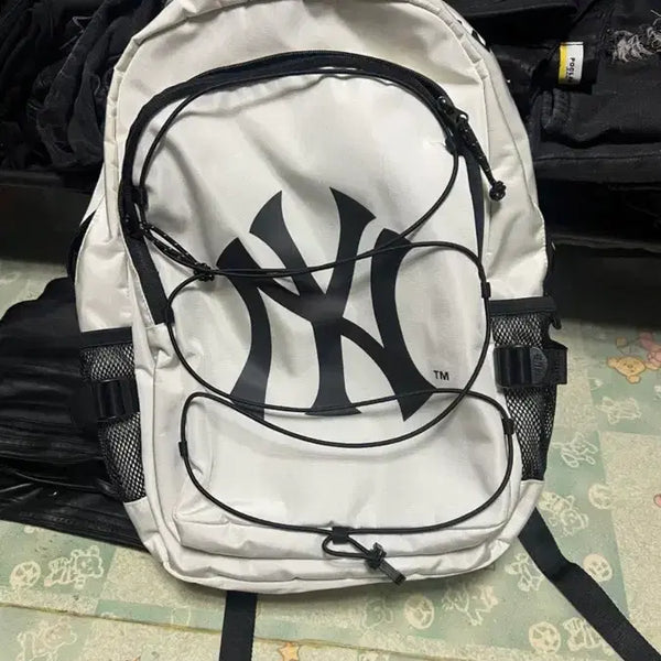 [BUNJANG] New Era NY Yankees Backpack White / 뉴에라 NY 양키스 백팩 화이트 미사용