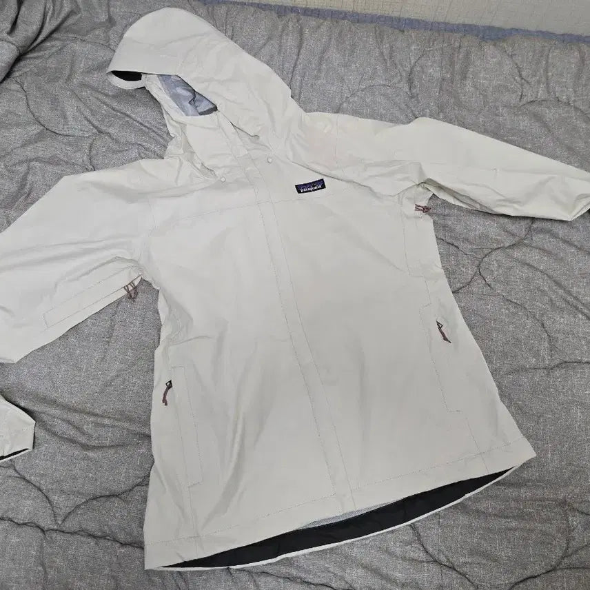 [BUNJANG] Patagonia Women's Torrentshell 3L Rain Jacket 85246Q7 Wool White / 파타고니아 우먼즈 토렌트쉘 3L 레인 재킷 85246Q7 화이트/S 판매