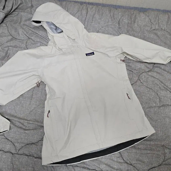 [BUNJANG] Patagonia Women's Torrentshell 3L Rain Jacket 85246Q7 Wool White / 파타고니아 우먼즈 토렌트쉘 3L 레인 재킷 85246Q7 화이트/S 판매