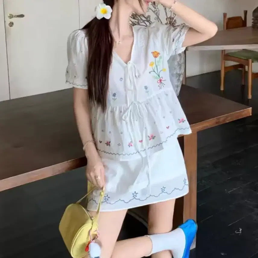 [BUNJANG] White Flower Embroidery Two-Piece Set - Casual Y2K Style / 화이트 플라워 자수 투피스세트  / 데일리 캐주얼 유니크 빈티지 y2k
