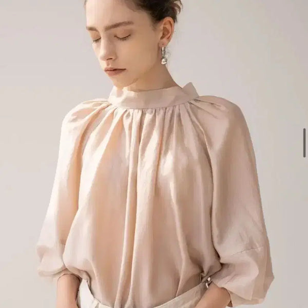 [BUNJANG] Kinder Salmon Gather Neck Satin Pleated Chiffon Blouse / 킨더살몬 개더 넥 토스트 블라우스 새틴 플리츠 주름 쉬폰 연무드 하객룩
