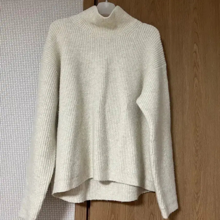 [BUNJANG] Uniqlo Soufflé Yarn High Neck Sweater Off-White Women's S / 유니클로 수플레얀 하이넥스웨터 오프화이트 WOMEN S