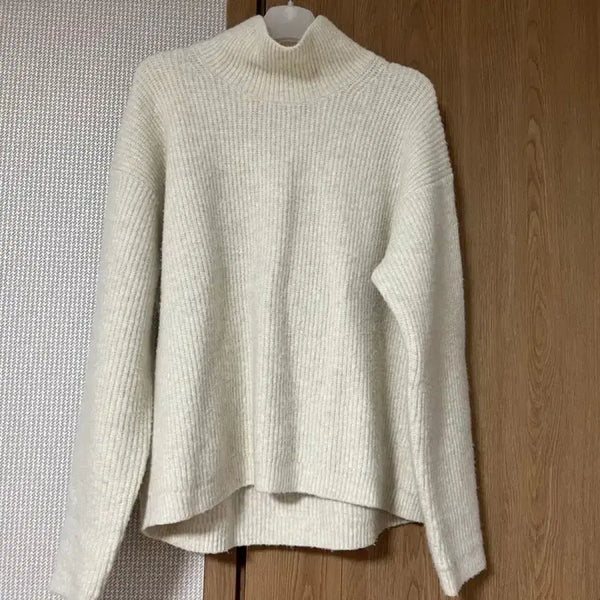 [BUNJANG] Uniqlo Soufflé Yarn High Neck Sweater Off-White Women's S / 유니클로 수플레얀 하이넥스웨터 오프화이트 WOMEN S