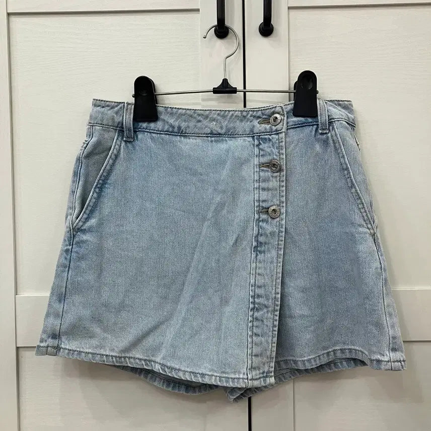 [BUNJANG] Guess Light Wash Denim Skirt Pants / Guess 게스 연청 데님 스커트 팬츠 치마 바지 청치마