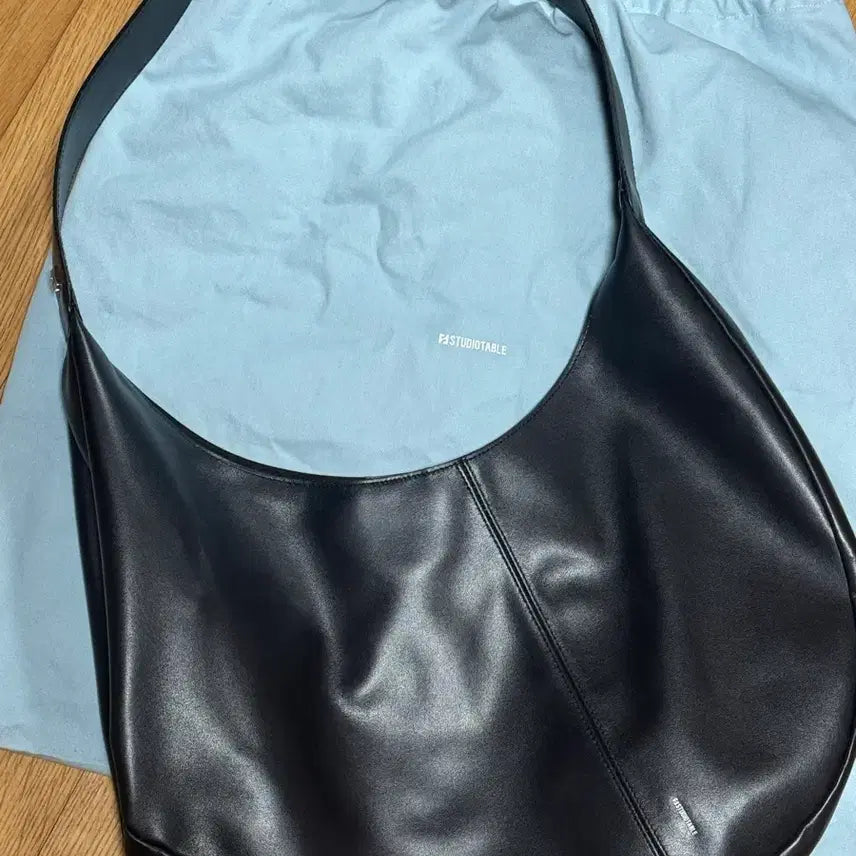 [BUNJANG] Studio Takeö Crepe Shoulder Bag / 스튜디오테이블 크레페 숄더백