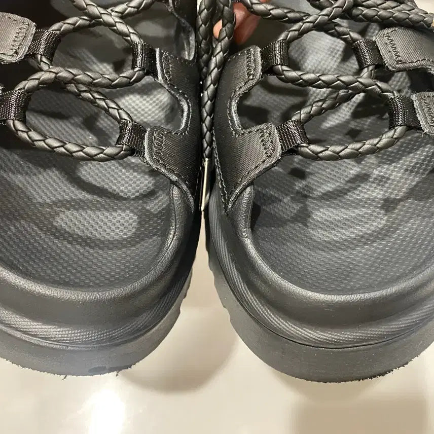 [BUNJANG] UGG GoldenGlow Stopper Sandals Black / UGG 신상 샌들! 골든글로우 스토퍼 샌들 팔아요. 상태 sss