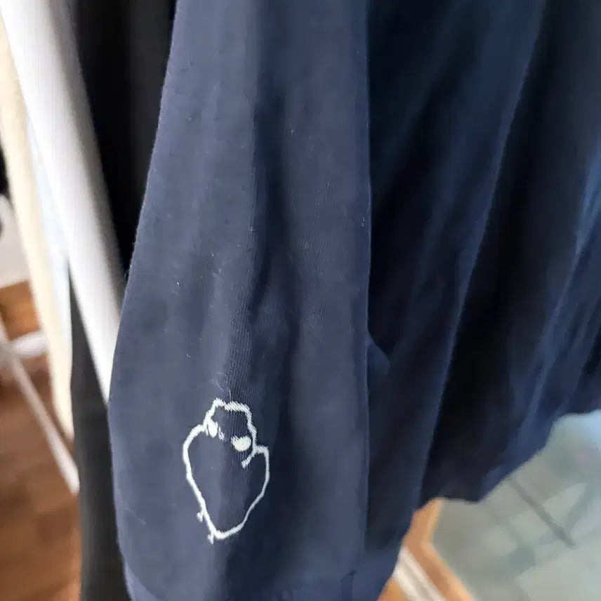 [BUNJANG] Navy Embroidered T-Shirt / 네이비 자수 티셔츠