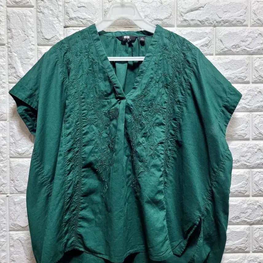 [BUNJANG] Embroidered Cotton V-Neck Blouse - Green / 그린색상 자수 아사면 브이넥 블라우스