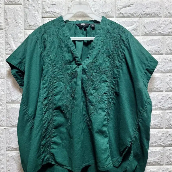 [BUNJANG] Embroidered Cotton V-Neck Blouse - Green / 그린색상 자수 아사면 브이넥 블라우스