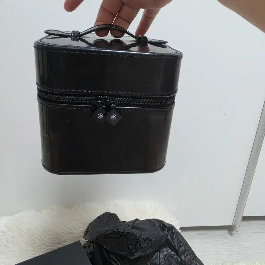 [BUNJANG] Chanel Black Enamel Cosmetic Bag / 샤넬 블랙 에나멜 코스메틱 가방 정품