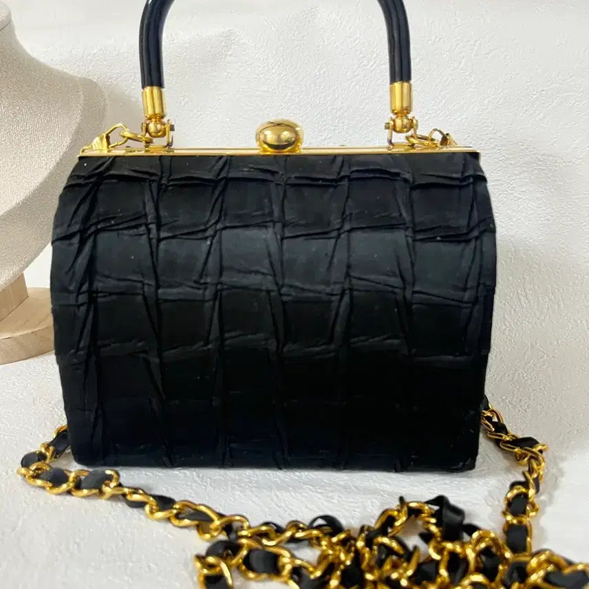 [BUNJANG] Vintage Black Tote Bag with Gold Chain Shoulder Bag / 빈티지 블랙 토트백 금장 체인 숄더백