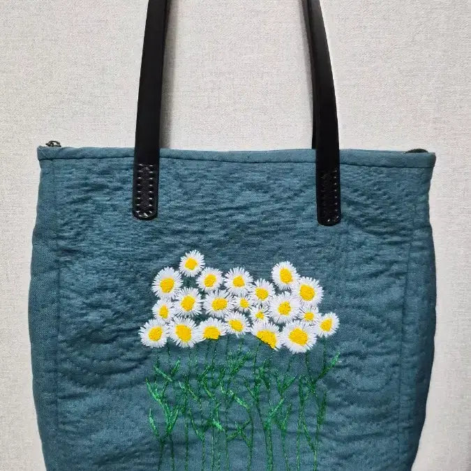 [BUNJANG] Daisy Floral Embroidered Quilted Tote Bag / 데이지 꽃 자수 퀼팅 토트백