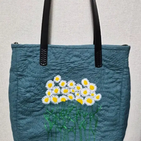 [BUNJANG] Daisy Floral Embroidered Quilted Tote Bag / 데이지 꽃 자수 퀼팅 토트백