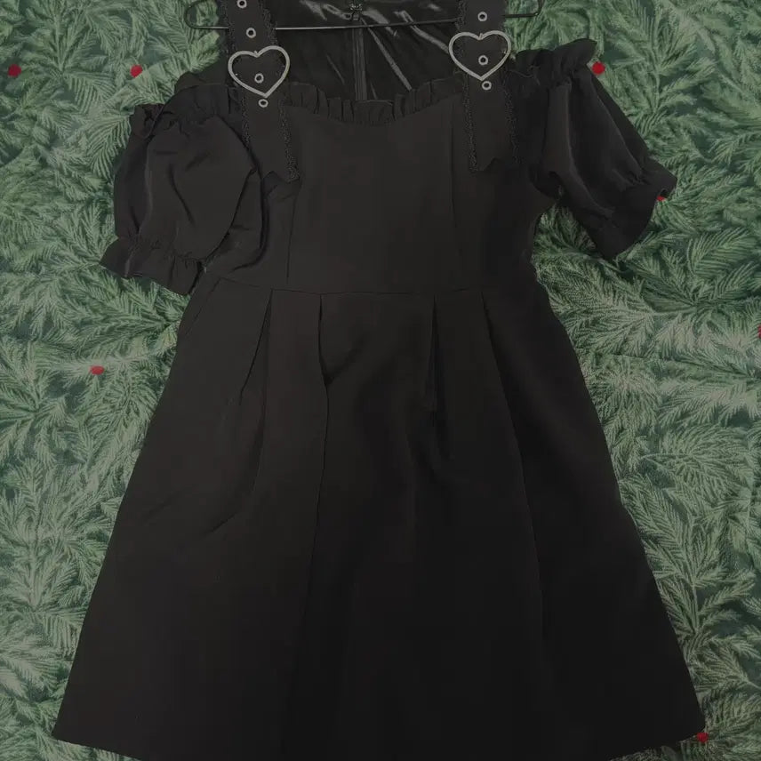 [BUNJANG] Dear My Love Heart Buckle Off-Shoulder Short-Sleeve Dress / 디어마이러브 디마럽 하트버클 반팔 오프숄더 원피스