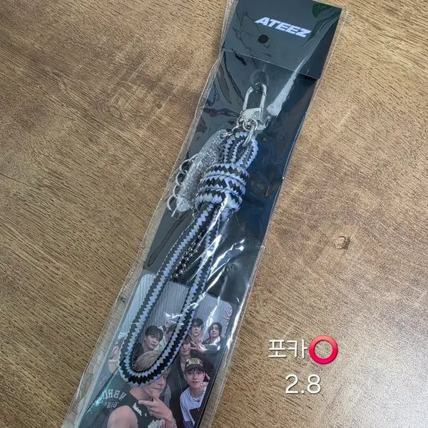 [BUNJANG] ATEEZ In:U Concert MD Lightstick Strap with Photocard / 에이티즈 인유판콘 MD 응원봉스트랩 포카포함