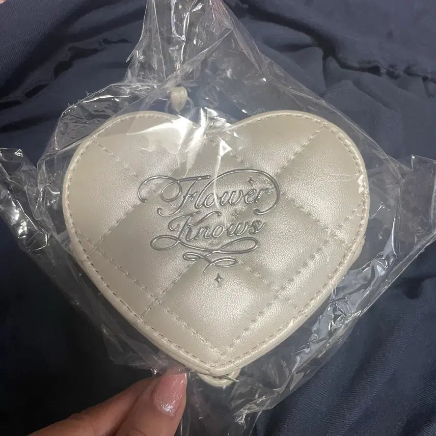 [BUNJANG] Flower Knows Heart Quilting Pouch / 플라워노즈 하트 퀼팅 파우치