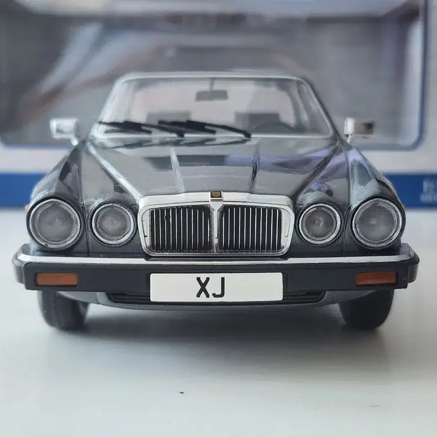 [BUNJANG] MCG 1:18 Jaguar XJ6 Series 3 Grey Diecast Model / 1:18 MCG 재규어 XJ6 Series3 그레이 다이캐스트