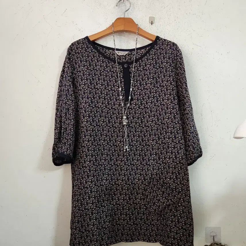 [BUNJANG] Round Neck 7/8 Sleeve Pattern Blouse / 라운드넥 패턴 7부 소매 블라우스